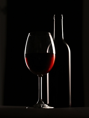 포토 JPG 식기 실루엣 컬러 와인잔 술병 잔 한잔 주류 실내 사람없음 와인 검은색 알코올 병 레드와인 한병 국내포토 1 음료 술잔 병_용기 촬영기법 내부 병_담는 파일형식