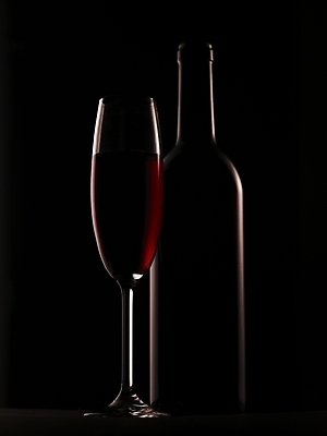 포토 JPG 식기 실루엣 컬러 와인잔 술병 잔 한잔 주류 실내 사람없음 와인 검은색 알코올 병 레드와인 한병 국내포토 1 음료 술잔 병_용기 촬영기법 내부 병_담는 파일형식