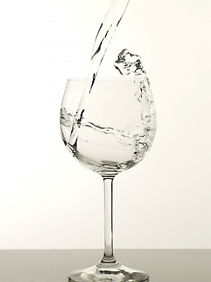 포토 JPG 식기 음료 와인잔 잔 실내 사람없음 컵 물 붓기 국내포토 자연요소 술잔 모션 내부 파일형식