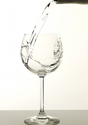 포토 JPG 식기 음료 와인잔 잔 실내 사람없음 컵 물 붓기 국내포토 자연요소 술잔 모션 내부 파일형식