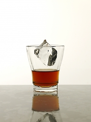 포토 JPG 잔 한잔 주류 실내 사람없음 컵 얼음 알코올 양주 양주잔 언더락 국내포토 자연요소 1 식기 음료 술잔 내부 파일형식