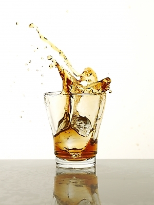 포토 JPG 잔 한잔 주류 실내 사람없음 컵 얼음 알코올 양주 양주잔 언더락 국내포토 자연요소 1 식기 음료 술잔 내부 파일형식