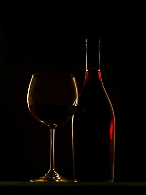 포토 JPG 식기 실루엣 컬러 와인잔 술병 잔 한잔 주류 실내 사람없음 와인 검은색 알코올 병 레드와인 한병 국내포토 1 음료 술잔 병_용기 촬영기법 내부 병_담는 파일형식