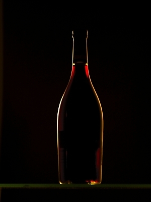 포토 JPG 실루엣 컬러 와인잔 술병 주류 실내 사람없음 와인 검은색 알코올 레드와인 한병 국내포토 1 음료 술잔 병_용기 촬영기법 내부 병_담는 파일형식