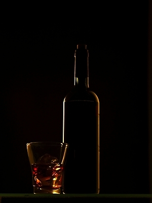 포토 JPG 식기 컬러 술병 한잔 주류 실내 사람없음 컵 와인 얼음 검은색 알코올 레드와인 와인병 양주 언더락 국내포토 자연요소 1 음료 병_용기 내부 파일형식