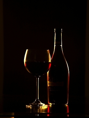 포토 JPG 식기 실루엣 컬러 와인잔 술병 잔 한잔 주류 실내 사람없음 와인 검은색 알코올 병 레드와인 한병 국내포토 1 음료 술잔 병_용기 촬영기법 내부 병_담는 파일형식