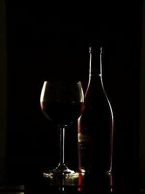 포토 JPG 식기 실루엣 컬러 와인잔 술병 잔 한잔 주류 실내 사람없음 와인 검은색 알코올 병 레드와인 한병 국내포토 1 음료 술잔 병_용기 촬영기법 내부 병_담는 파일형식