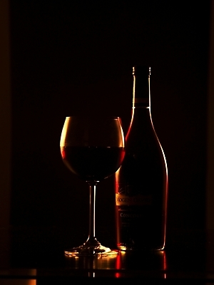 포토 JPG 식기 실루엣 컬러 와인잔 술병 잔 한잔 주류 실내 사람없음 와인 검은색 알코올 병 레드와인 한병 국내포토 1 음료 술잔 병_용기 촬영기법 내부 병_담는 파일형식