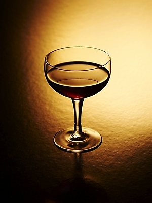 포토 JPG 식기 컬러 와인잔 한잔 주류 실내 사람없음 갈색 와인 알코올 레드와인 국내포토 1 음료 술잔 내부 파일형식