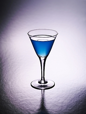 포토 JPG 식기 잔 한잔 주류 실내 사람없음 파란색 알코올 칵테일 칵테일잔 국내포토 1 음료 컬러 술잔 내부 파일형식