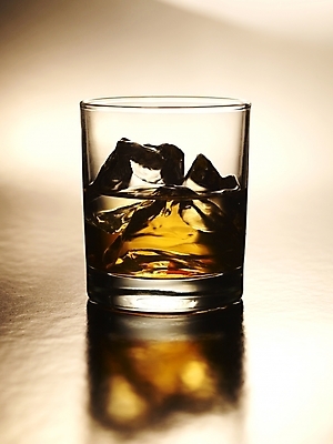 포토 JPG 잔 한잔 주류 실내 사람없음 얼음 알코올 양주 양주잔 언더락 국내포토 자연요소 1 식기 음료 술잔 내부 파일형식