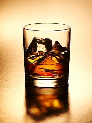 포토 JPG 잔 한잔 주류 실내 사람없음 얼음 알코올 양주 양주잔 언더락 국내포토 자연요소 1 식기 음료 술잔 내부 파일형식