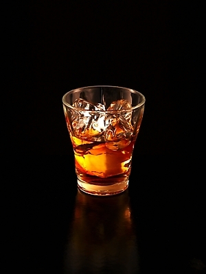 포토 JPG 잔 한잔 주류 실내 사람없음 얼음 알코올 양주 양주잔 언더락 국내포토 자연요소 1 식기 음료 술잔 내부 파일형식