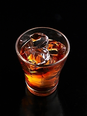 포토 JPG 잔 한잔 주류 실내 사람없음 얼음 알코올 양주 양주잔 언더락 국내포토 자연요소 1 식기 음료 술잔 내부 파일형식