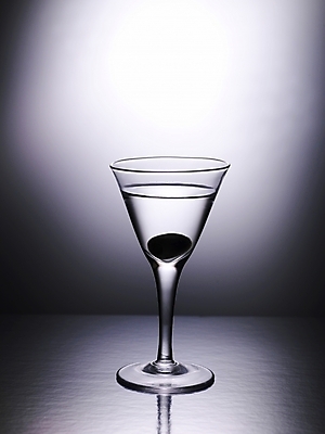 포토 JPG 식기 컬러 잔 한잔 주류 실내 사람없음 회색 알코올 칵테일 칵테일잔 국내포토 1 음료 술잔 내부 파일형식