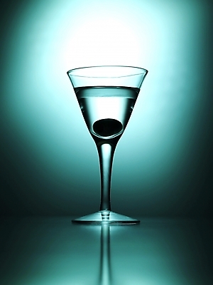 포토 JPG 식기 컬러 잔 한잔 주류 실내 사람없음 파란색 알코올 칵테일 칵테일잔 국내포토 1 음료 술잔 내부 파일형식