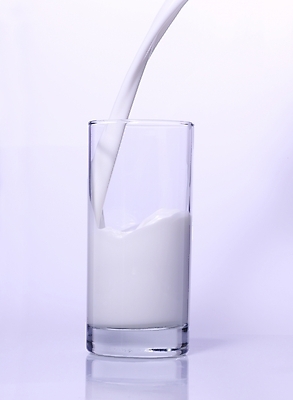 포토 JPG 음료 잔 유제품 실내 사람없음 컵 우유 붓기 흰우유 국내포토 식기 모션 내부 파일형식