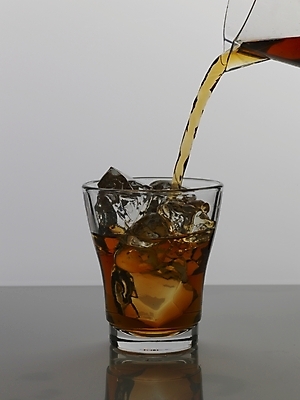 포토 JPG 잔 한잔 주류 실내 사람없음 얼음 붓기 안주 양주잔 언더락 국내포토 자연요소 1 식기 음료 술잔 모션 내부 양주 파일형식