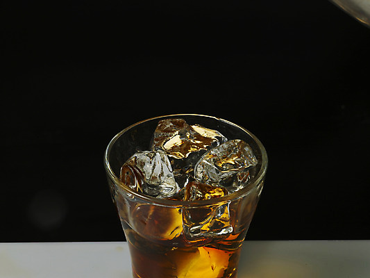 포토 JPG 잔 한잔 주류 실내 사람없음 얼음 양주 양주잔 언더락 국내포토 자연요소 1 식기 음료 술잔 내부 파일형식