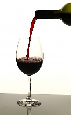 포토 JPG 식기 와인잔 술병 주류 실내 사람없음 와인 알코올 붓기 레드와인 국내포토 음료 술잔 모션 병_용기 내부 파일형식