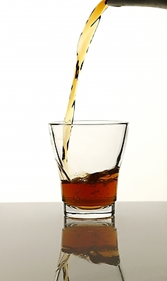 포토 JPG 술병 잔 한잔 주류 실내 사람없음 붓기 양주 양주잔 국내포토 1 식기 음료 술잔 모션 병_용기 내부 파일형식