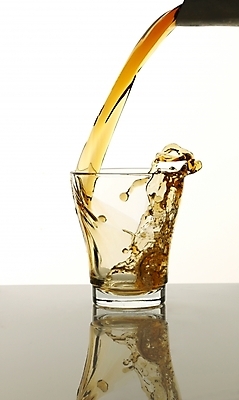 포토 JPG 술병 잔 한잔 주류 실내 사람없음 붓기 양주 양주잔 국내포토 1 식기 음료 술잔 모션 병_용기 내부 파일형식