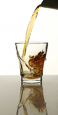 포토 JPG 술병 잔 한잔 주류 실내 사람없음 붓기 양주 양주잔 국내포토 1 식기 음료 술잔 모션 병_용기 내부 파일형식