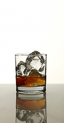 포토 JPG 잔 한잔 주류 실내 사람없음 얼음 양주 양주잔 언더락 국내포토 자연요소 1 식기 음료 술잔 내부 파일형식