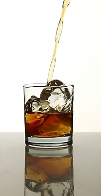 포토 JPG 잔 한잔 주류 실내 사람없음 얼음 붓기 양주 양주잔 언더락 국내포토 자연요소 1 식기 음료 술잔 모션 내부 파일형식