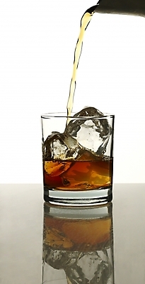 포토 JPG 술병 잔 한잔 주류 실내 사람없음 얼음 붓기 양주 양주잔 언더락 국내포토 자연요소 1 식기 음료 술잔 모션 병_용기 내부 파일형식