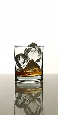 포토 JPG 잔 한잔 주류 실내 사람없음 얼음 양주 양주잔 언더락 국내포토 자연요소 1 식기 음료 술잔 내부 파일형식