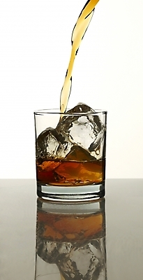 포토 JPG 잔 주류 실내 사람없음 얼음 붓기 양주 양주잔 언더락 국내포토 자연요소 식기 음료 술잔 모션 내부 파일형식