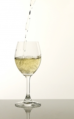 포토 JPG 잔 한잔 기념 주류 실내 사람없음 축하 알코올 붓기 샴페인 샴페인잔 국내포토 1 식기 음료 컨셉 술잔 모션 내부 파일형식