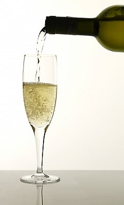 포토 JPG 술병 잔 한잔 기념 주류 실내 사람없음 축하 알코올 붓기 샴페인 샴페인잔 국내포토 1 식기 음료 컨셉 술잔 모션 병_용기 내부 파일형식