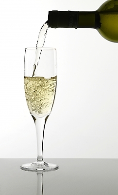 포토 JPG 술병 잔 한잔 기념 주류 실내 사람없음 축하 알코올 붓기 샴페인 샴페인잔 국내포토 1 식기 음료 컨셉 술잔 모션 병_용기 내부 파일형식
