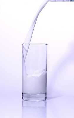 포토 JPG 음료 잔 유제품 실내 사람없음 우유 붓기 흰우유 국내포토 식기 모션 내부 파일형식