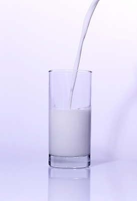 포토 JPG 음료 잔 유제품 실내 사람없음 우유 붓기 흰우유 국내포토 식기 모션 내부 파일형식