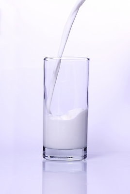 포토 JPG 음료 잔 유제품 실내 사람없음 우유 붓기 흰우유 국내포토 식기 모션 내부 파일형식