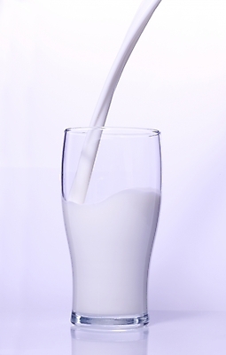 포토 JPG 음료 잔 유제품 실내 사람없음 우유 붓기 흰우유 국내포토 식기 모션 내부 파일형식