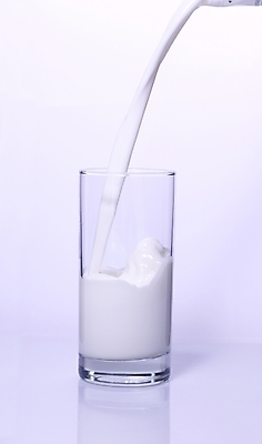 포토 JPG 음료 잔 유제품 실내 사람없음 우유 붓기 흰우유 국내포토 식기 모션 내부 파일형식