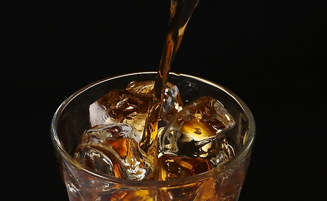 포토 JPG 잔 한잔 주류 실내 사람없음 얼음 붓기 양주 양주잔 언더락 국내포토 자연요소 1 식기 음료 술잔 모션 내부 파일형식