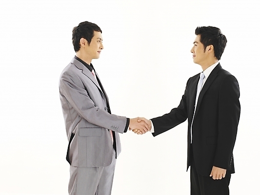 포토 JPG 스튜디오촬영 남자 비즈니스 부분 성공 협력 악수 협상 서기 누끼 사람 정장 상반신 두명 30대 비즈니스라이프 청춘 거래 한국인 직장인 비즈니스맨 동료 계약 화합 대등 남자만 성인남자만 장년만 장년남자만 성인만 국내포토 직업 라이프스타일 옷 컨셉 관계 모션 실내 동양인 손짓 장년 파일형식