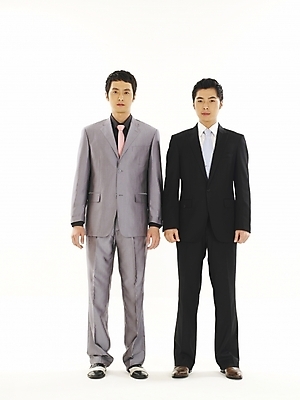 포토 JPG 스튜디오촬영 전신 남자 비즈니스 협력 서기 누끼 사람 정장 두명 30대 비즈니스라이프 청춘 한국인 직장인 비즈니스맨 동료 대등 남자만 성인남자만 장년만 장년남자만 성인만 국내포토 직업 라이프스타일 옷 컨셉 관계 모션 실내 동양인 장년 파일형식