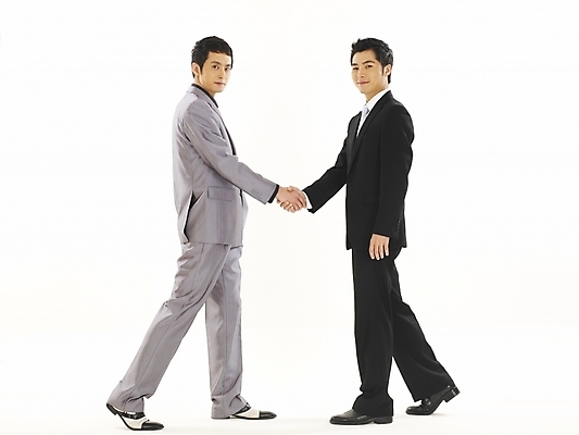 포토 JPG 스튜디오촬영 전신 남자 비즈니스 성공 협력 악수 협상 서기 누끼 사람 정장 두명 30대 비즈니스라이프 청춘 거래 한국인 직장인 비즈니스맨 동료 계약 화합 대등 남자만 성인남자만 장년만 장년남자만 성인만 국내포토 직업 라이프스타일 옷 컨셉 관계 모션 실내 동양인 손짓 장년 파일형식