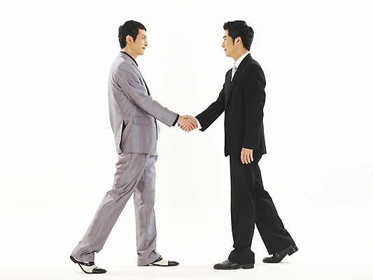 포토 JPG 스튜디오촬영 전신 남자 비즈니스 성공 협력 악수 협상 서기 누끼 사람 정장 두명 30대 비즈니스라이프 청춘 거래 한국인 직장인 비즈니스맨 동료 계약 화합 대등 남자만 성인남자만 장년만 장년남자만 성인만 국내포토 직업 라이프스타일 옷 컨셉 관계 모션 실내 동양인 손짓 장년 파일형식