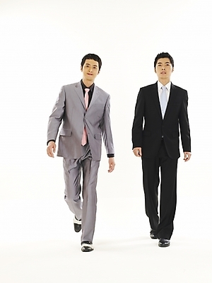 포토 JPG 스튜디오촬영 전신 남자 비즈니스 협력 서기 누끼 사람 정장 두명 30대 비즈니스라이프 청춘 한국인 직장인 비즈니스맨 동료 대등 남자만 성인남자만 장년만 장년남자만 성인만 국내포토 직업 라이프스타일 옷 컨셉 관계 모션 실내 동양인 장년 파일형식