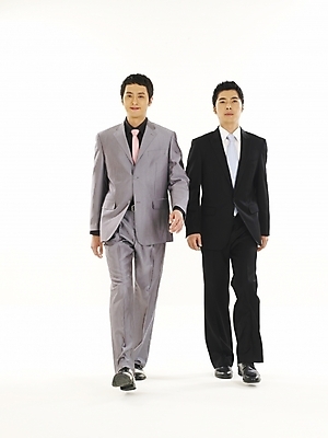 포토 JPG 스튜디오촬영 전신 남자 비즈니스 협력 서기 누끼 사람 정장 두명 30대 비즈니스라이프 청춘 한국인 직장인 비즈니스맨 동료 대등 남자만 성인남자만 장년만 장년남자만 성인만 국내포토 직업 라이프스타일 옷 컨셉 관계 모션 실내 동양인 장년 파일형식