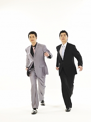 포토 JPG 스튜디오촬영 전신 남자 비즈니스 협력 서기 누끼 사람 정장 두명 30대 비즈니스라이프 청춘 한국인 직장인 비즈니스맨 동료 대등 남자만 성인남자만 장년만 장년남자만 성인만 국내포토 직업 라이프스타일 옷 컨셉 관계 모션 실내 동양인 장년 파일형식