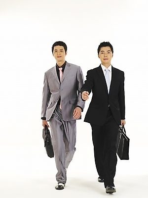 포토 JPG 스튜디오촬영 전신 남자 비즈니스 협력 서기 누끼 사람 정장 두명 30대 비즈니스라이프 청춘 한국인 직장인 비즈니스맨 동료 대등 남자만 성인남자만 장년만 장년남자만 성인만 국내포토 직업 라이프스타일 옷 컨셉 관계 모션 실내 동양인 장년 파일형식