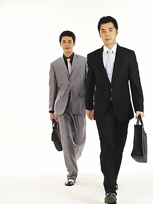 포토 JPG 스튜디오촬영 전신 남자 비즈니스 협력 서기 누끼 사람 정장 두명 30대 비즈니스라이프 청춘 한국인 직장인 비즈니스맨 동료 남자만 성인남자만 장년만 장년남자만 성인만 국내포토 직업 라이프스타일 옷 컨셉 관계 모션 실내 동양인 장년 파일형식